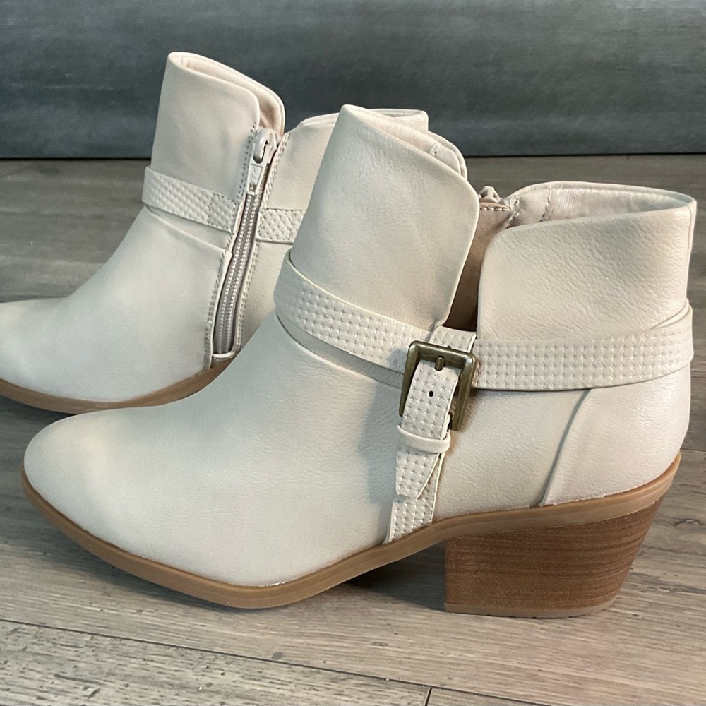 BareTraps Santos Ankle Bootie in cream - Size 7.5